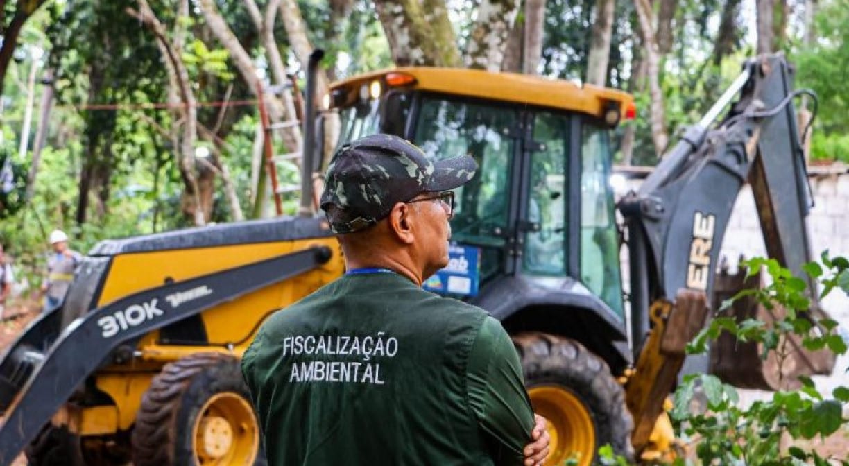 Prefeitura do Paulista remove entulho e cercas de obras irregulares na reserva da Mata do Frio