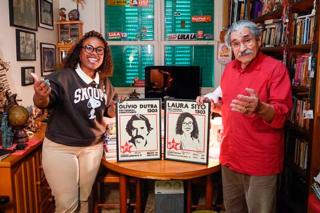 Laura Sito homenageia Olívio Dutra e adota o número 1303