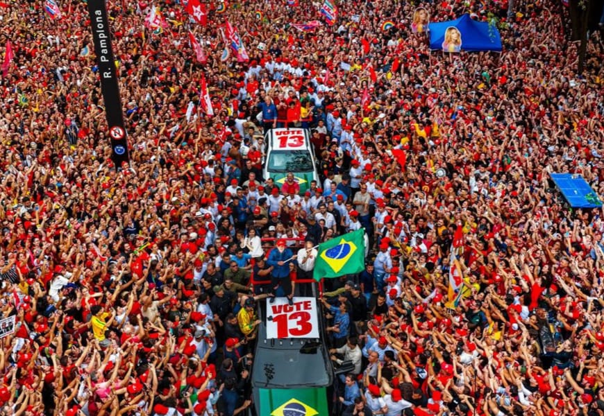 Lula encerra campanha cantando o Hino Nacional junto a 2 milhões na Paulista