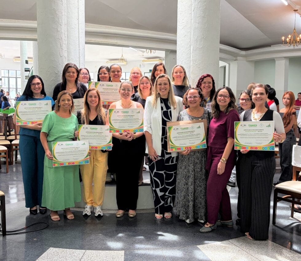 Unoeste premia secretária, professores e 16 escolas municipais de Prudente por destaques na educação