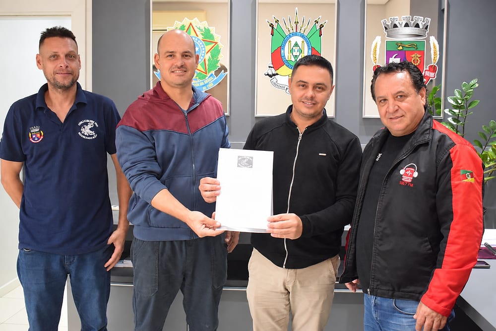 Ismael Cocco recebe membros da diretoria do Gaiola Clube de FW