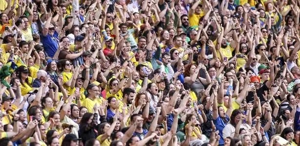 Torcedores entoam gritos de apoio a Lula em amistoso da seleção feminina