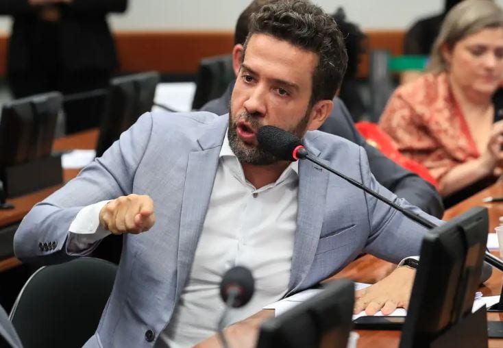 Deputado federal André Janones diz que o canal de WhatsApp “Exército do Lula” voltou a funcionar e que a direita perdeu