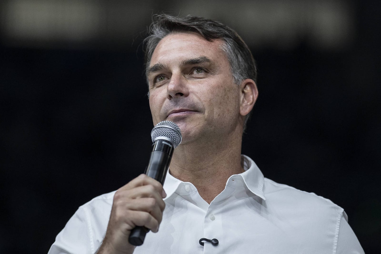 Flávio Bolsonaro diz que vai votar a favor do fim da escala 6x1, pressionado pela eleição
