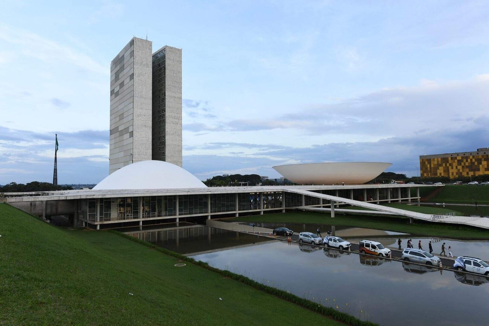 Esquerda se reestrutura e busca espaço após revés no 1º turno