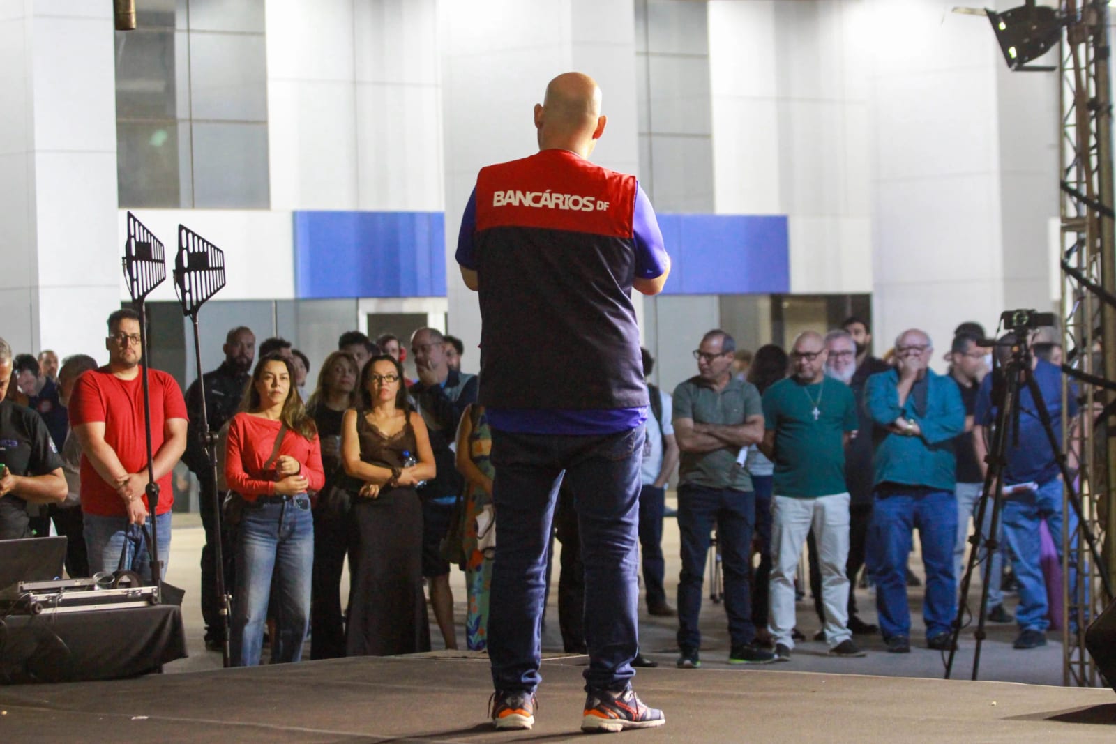 Bancários do DF aprovam greve de 24 horas para quinta (20)