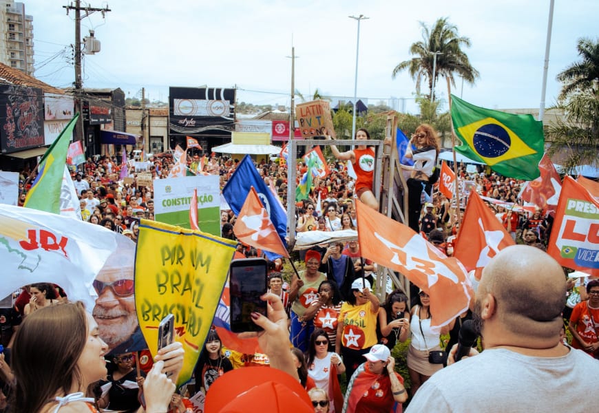 Araraquara reúne 20 mil em ato por Lula e contra Flávio Bolsonaro
