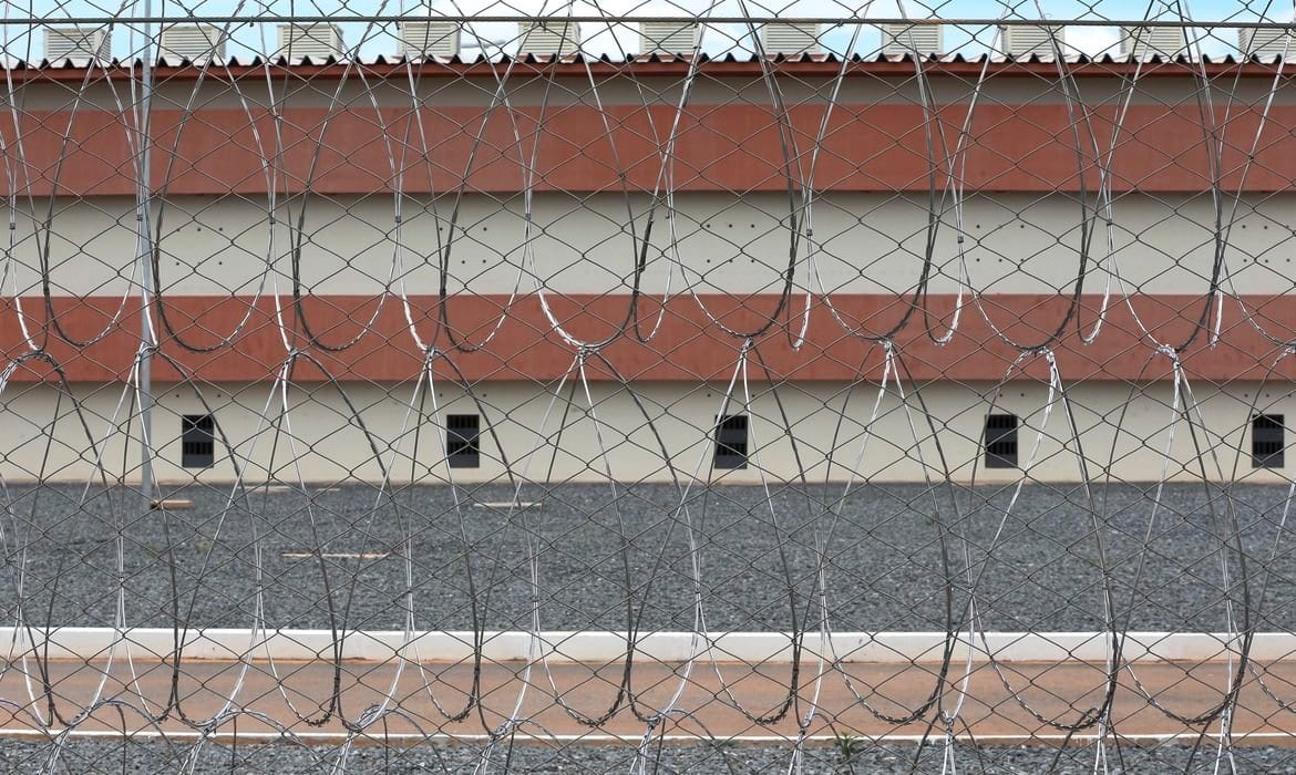 Decreto prevê bloqueio de celular em presídio sem necessidade de autorização judicial