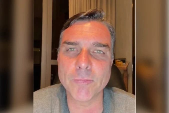 Flávio fala em "novas eleições" antes de 2030 em primeiro vídeo após fuga para os EUA