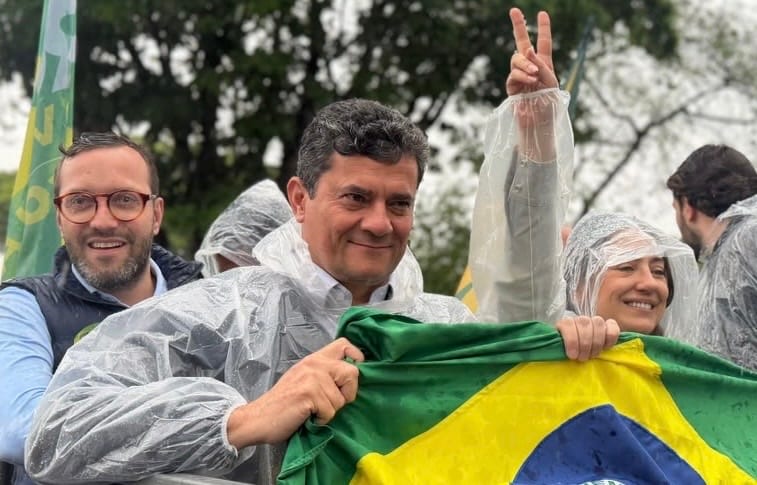 Faltando 15 dias, Sérgio Moro enfrenta chuva e visita cinco cidades
