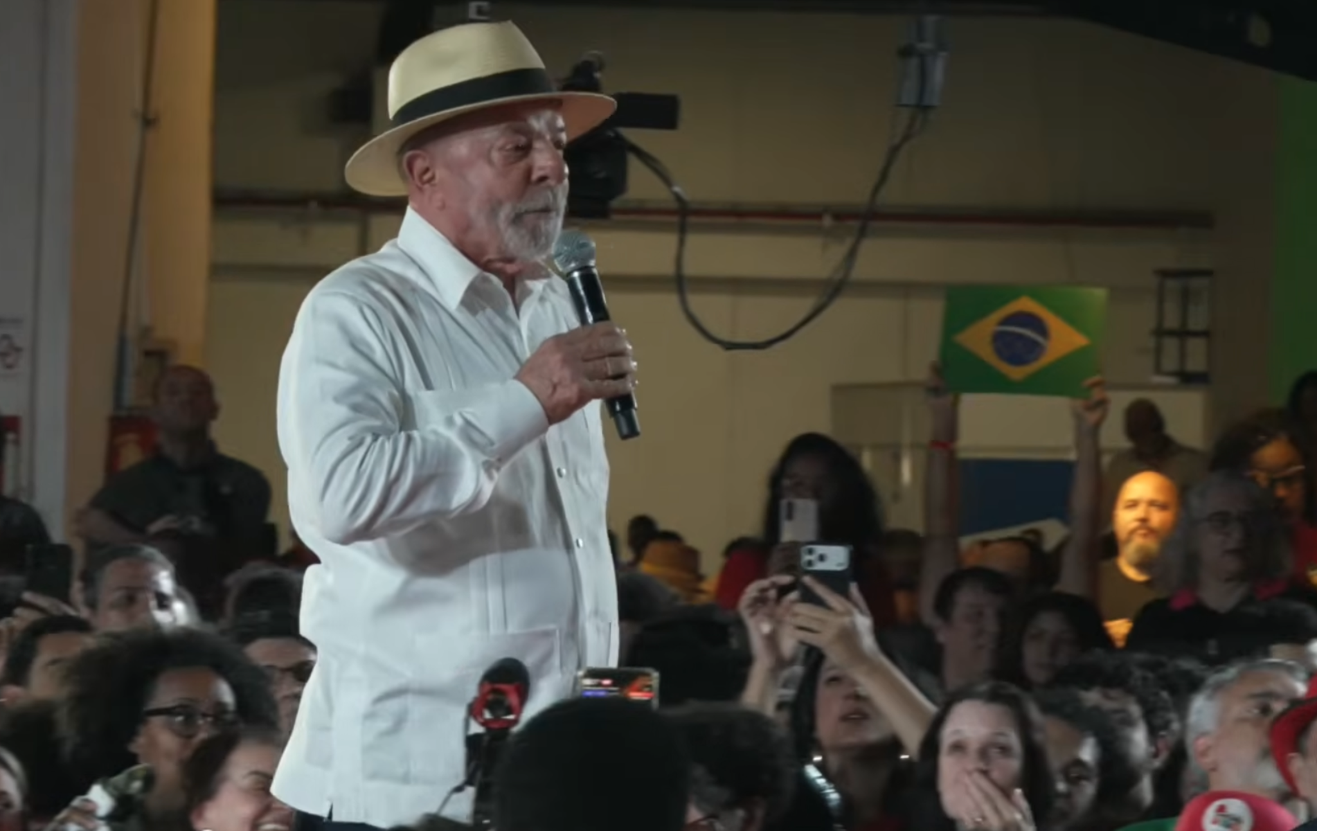 Lula destaca representatividade feminina, mas valoriza homens em palco