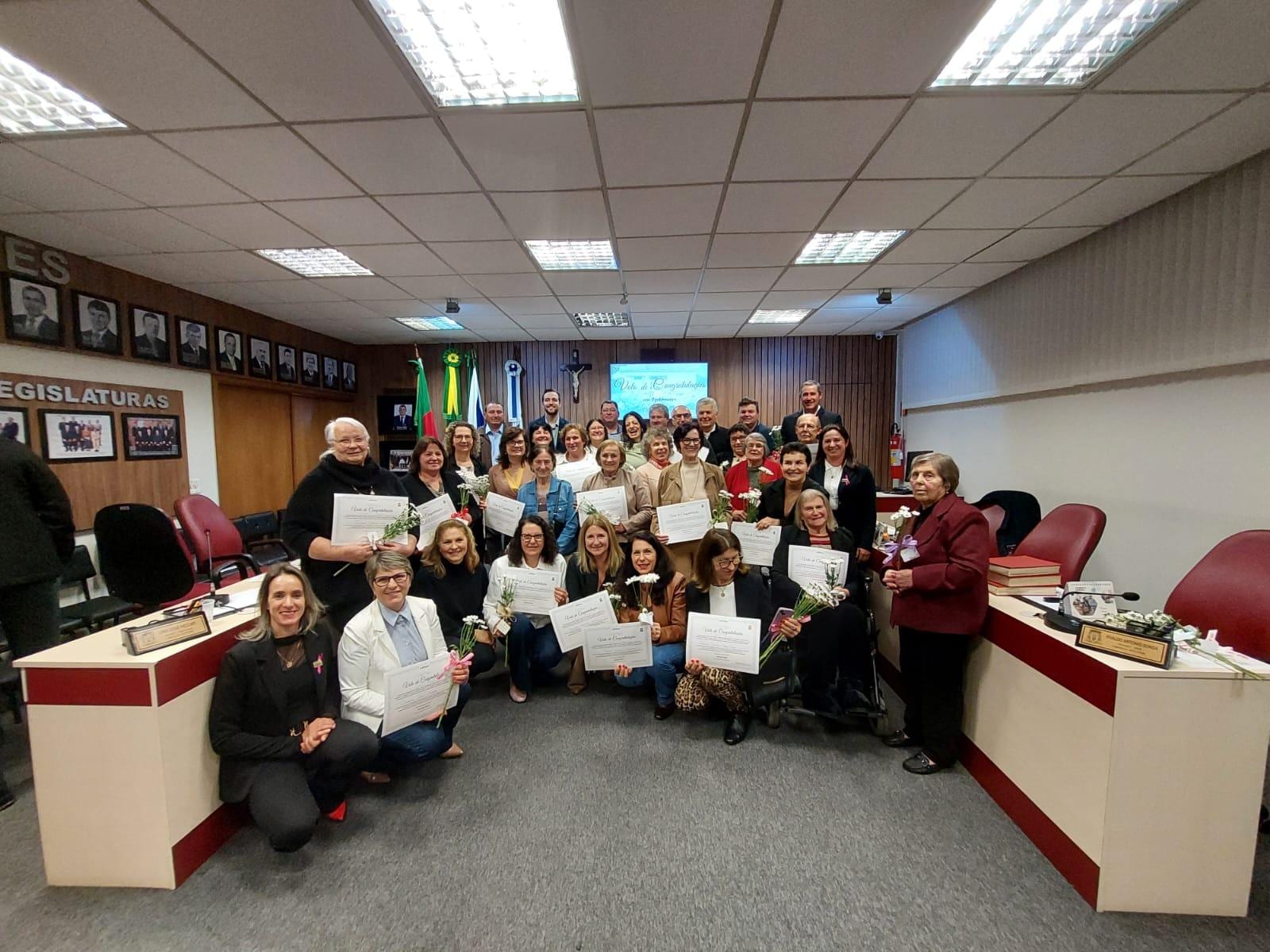 Nova Pádua homenageia professores e relembra história das escolas do interior