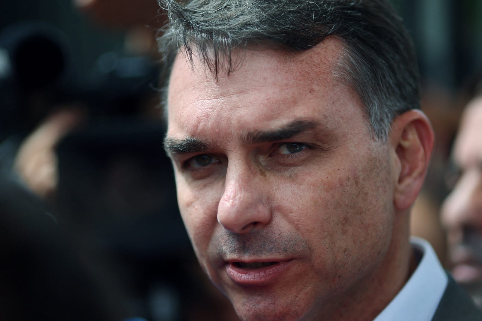 Flávio Bolsonaro lança SOS Brasil para ajudar endividados com parcerias privadas