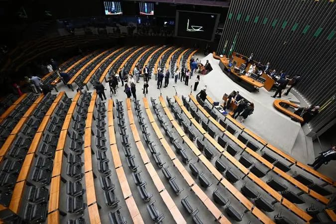 Deputados com menor valor de emendas pagas foram os que mais aumentaram votação em Goiás