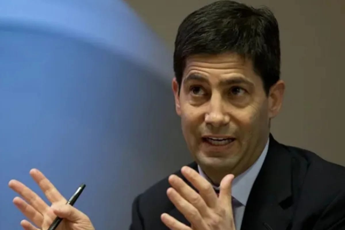Dólar sobe forte à espera de discurso do presidente do BC americano