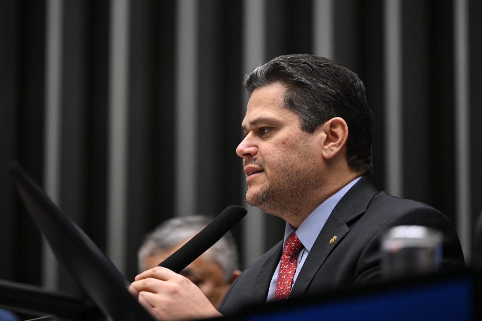 Davi Alcolumbre articula pautas pró-Lula e busca voto até do partido de Bolsonaro para continuar presidente do Senado