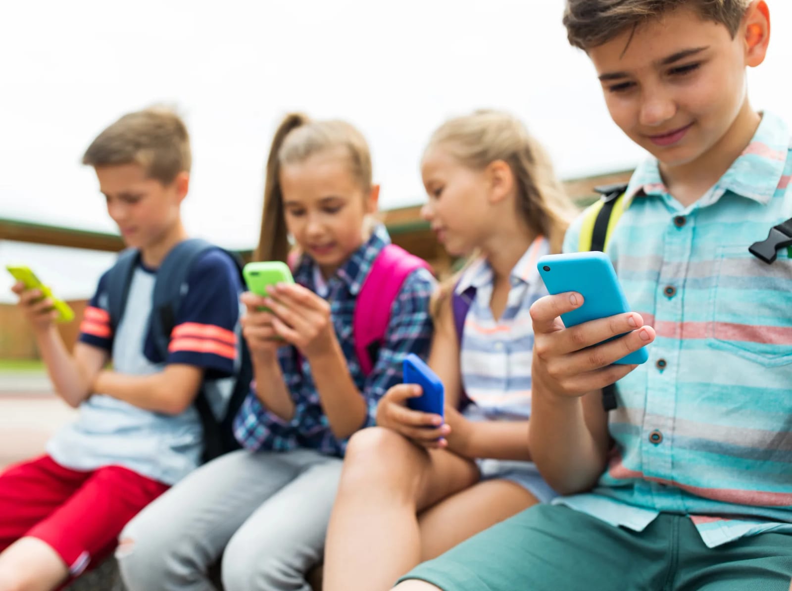 Grécia proíbe redes sociais para menores de 15 anos; veja quando começa e o que vale no Brasil