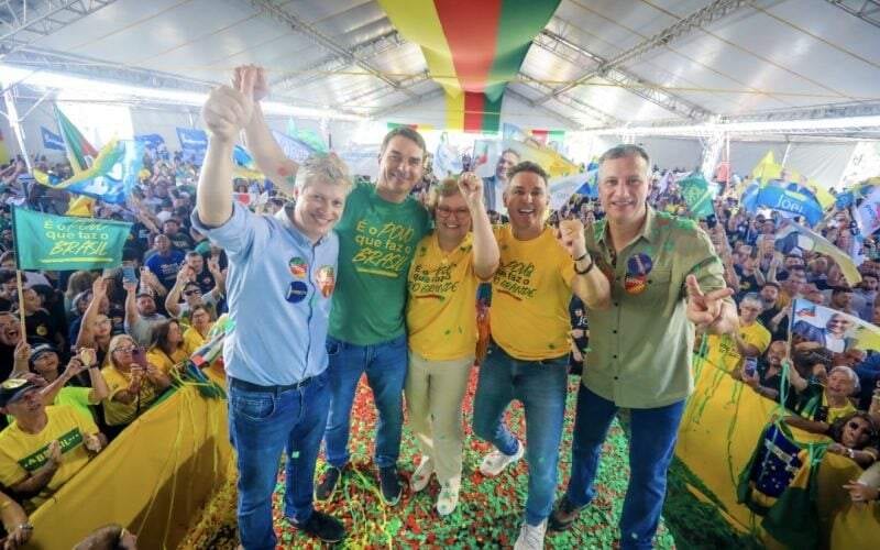 Flávio Bolsonaro promete retomar obras contra enchentes durante visita a Porto Alegre