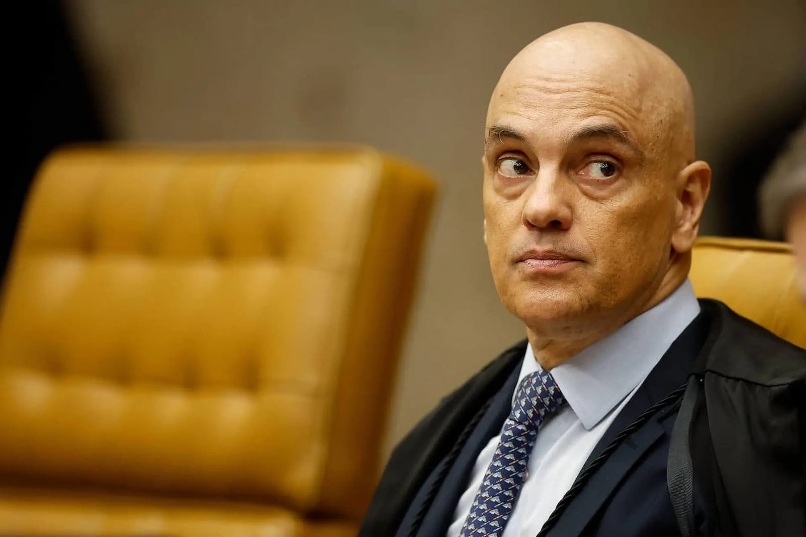 Moraes libera visitas de Flávio Bolsonaro ao pai, mas mantém restrições eleitorais