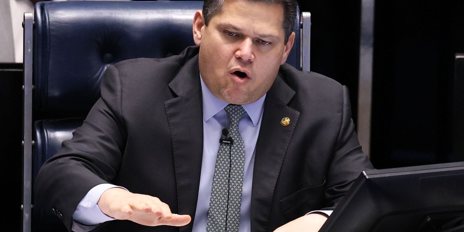 Senado promulga PECs que alteram jornada de trabalho e aposentadoria de agentes de saúde