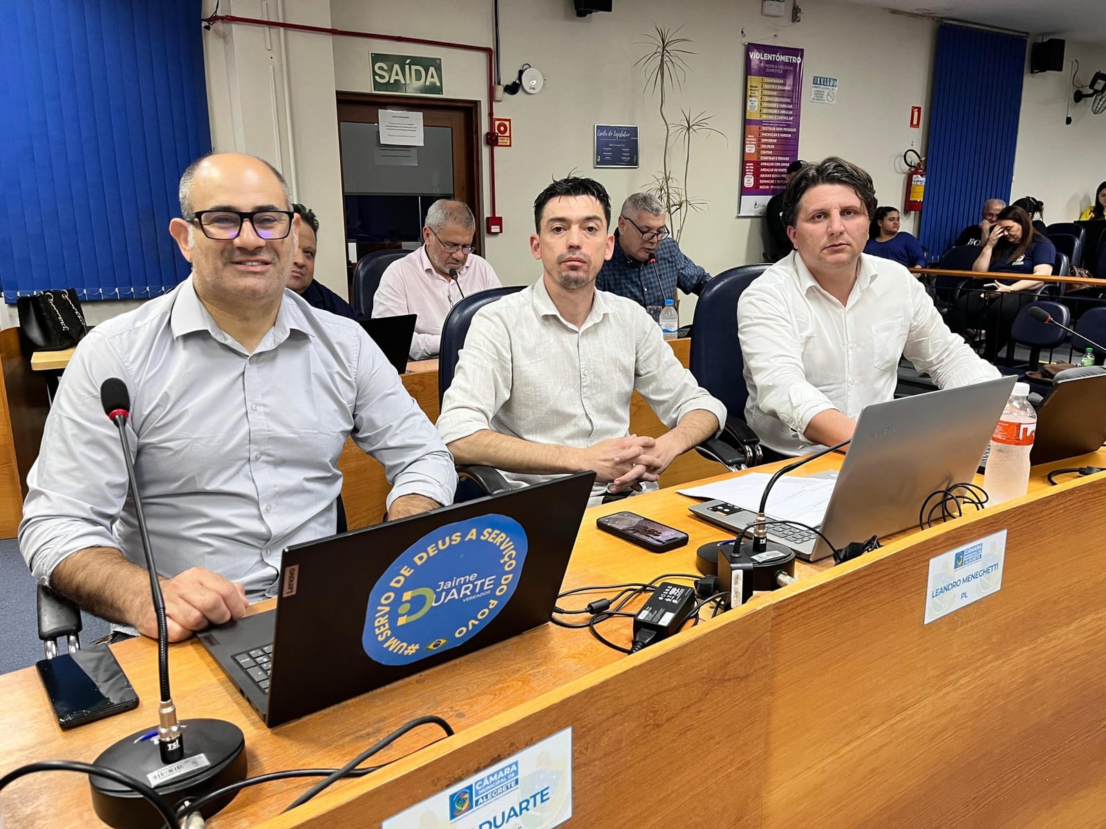 Câmara de Alegrete discute incentivo à economia local e homenageia policial