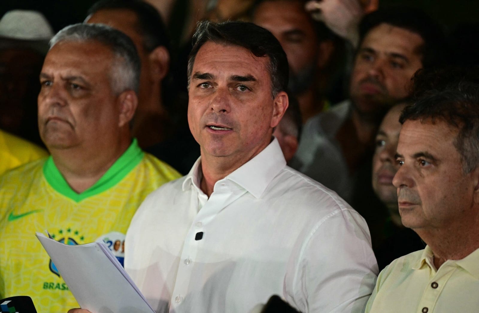 "Vamos pedir a anulação dessas eleições", anuncia Flávio Bolsonaro após derrota no 2º turno