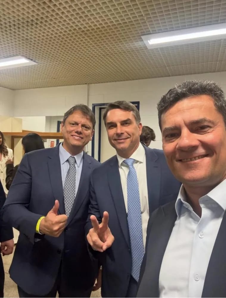 Sergio Moro acompanha Flávio Bolsonaro no debate presidencial da Globo
