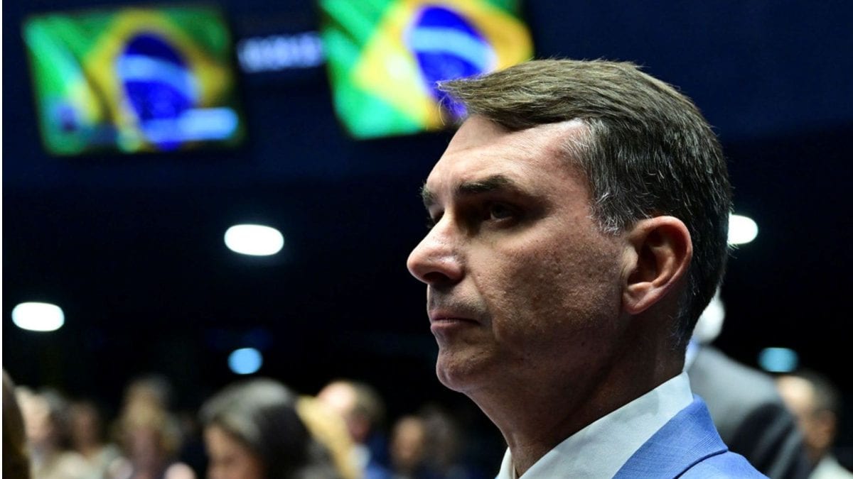 Flávio Bolsonaro está foragido e pode ser preso? PF emite nota sobre situação do senador após viagem aos EUA