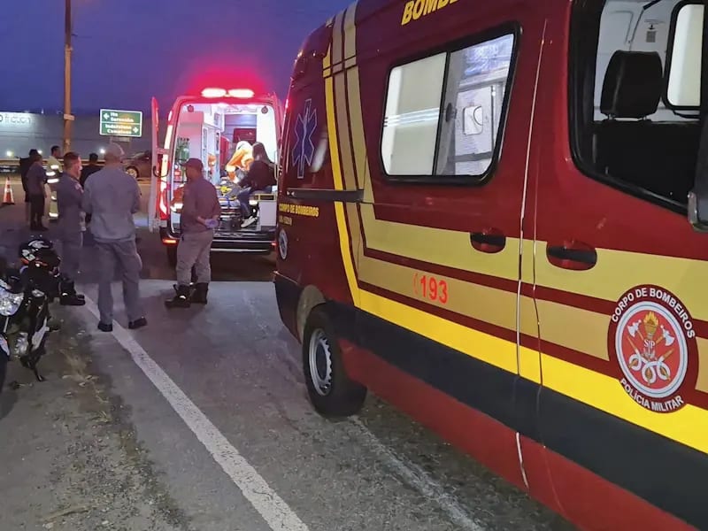 Colisão entre moto e táxi deixa motociclista ferido