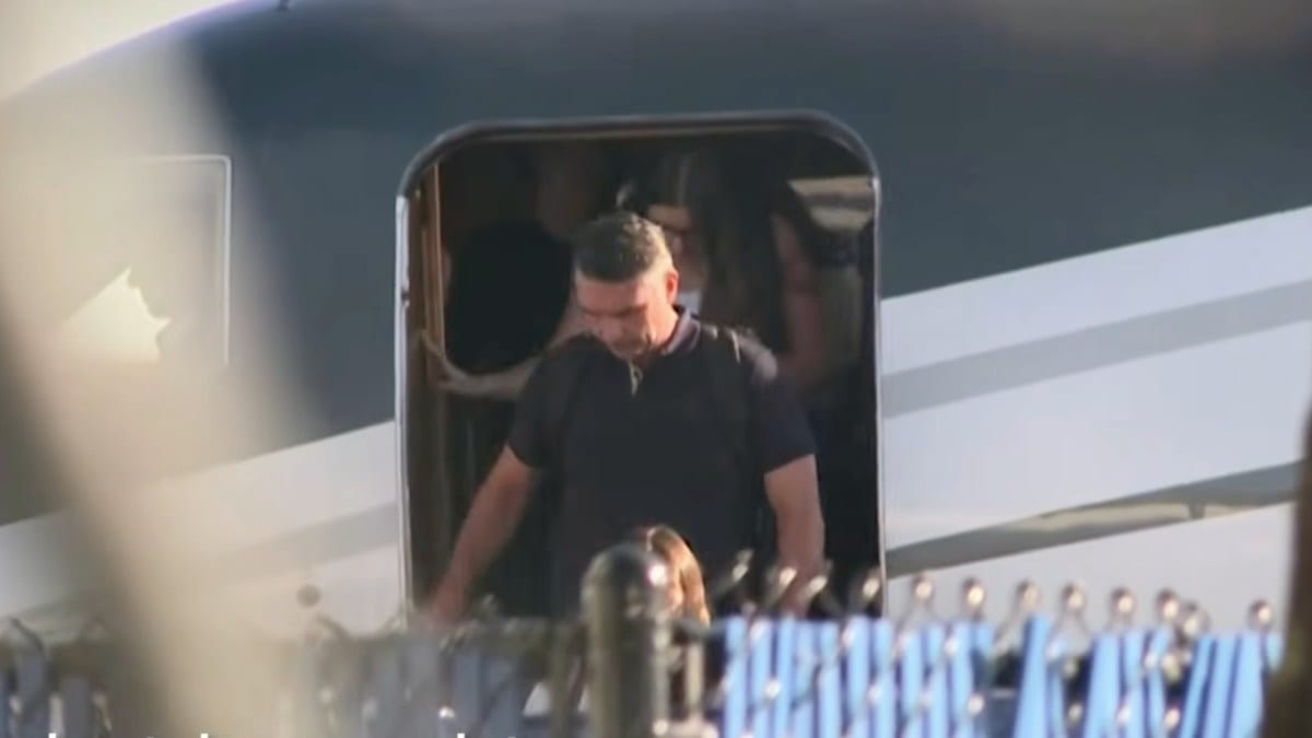 Flávio Bolsonaro fugiu do Brasil menos de 42 horas após negar que deixaria o país
