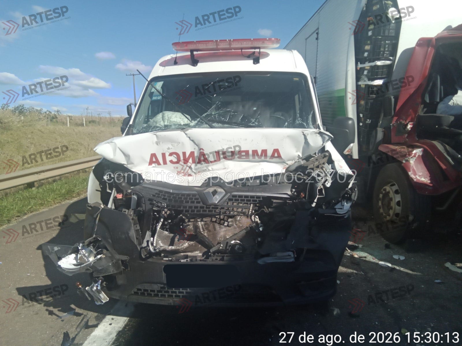 Engavetamento entre caminhão e ambulância deixa um morto na SP-340