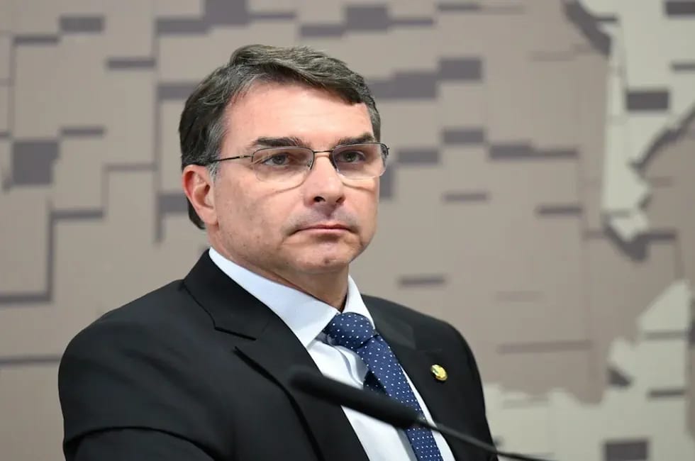 Flávio quer usar imagem de Jair Bolsonaro na campanha presidencial