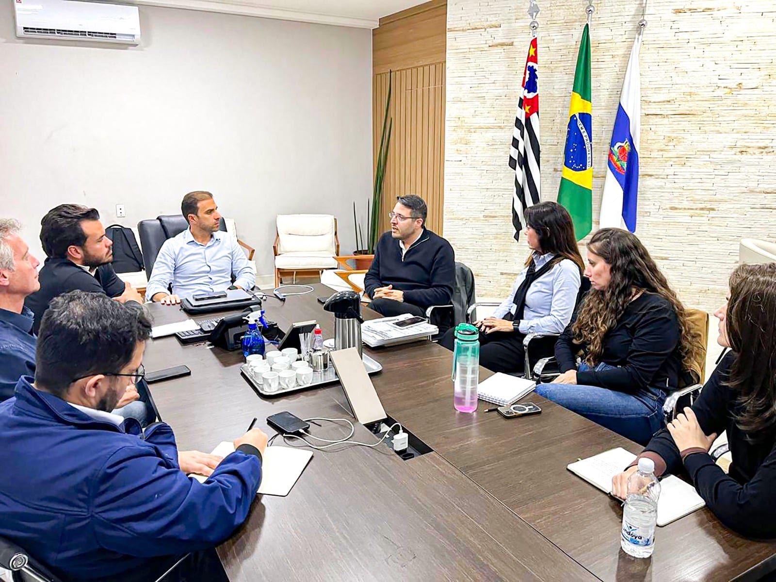 Prefeitura e Sabesp discutem falhas no abastecimento e recuperação de ruas em Caraguá