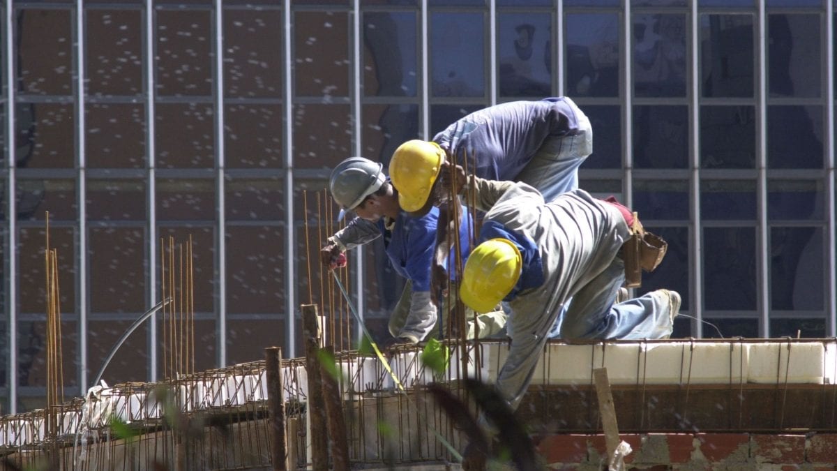 Construção civil prevê redução do acesso à casa própria e obras mais caras com fim da escala 6×1