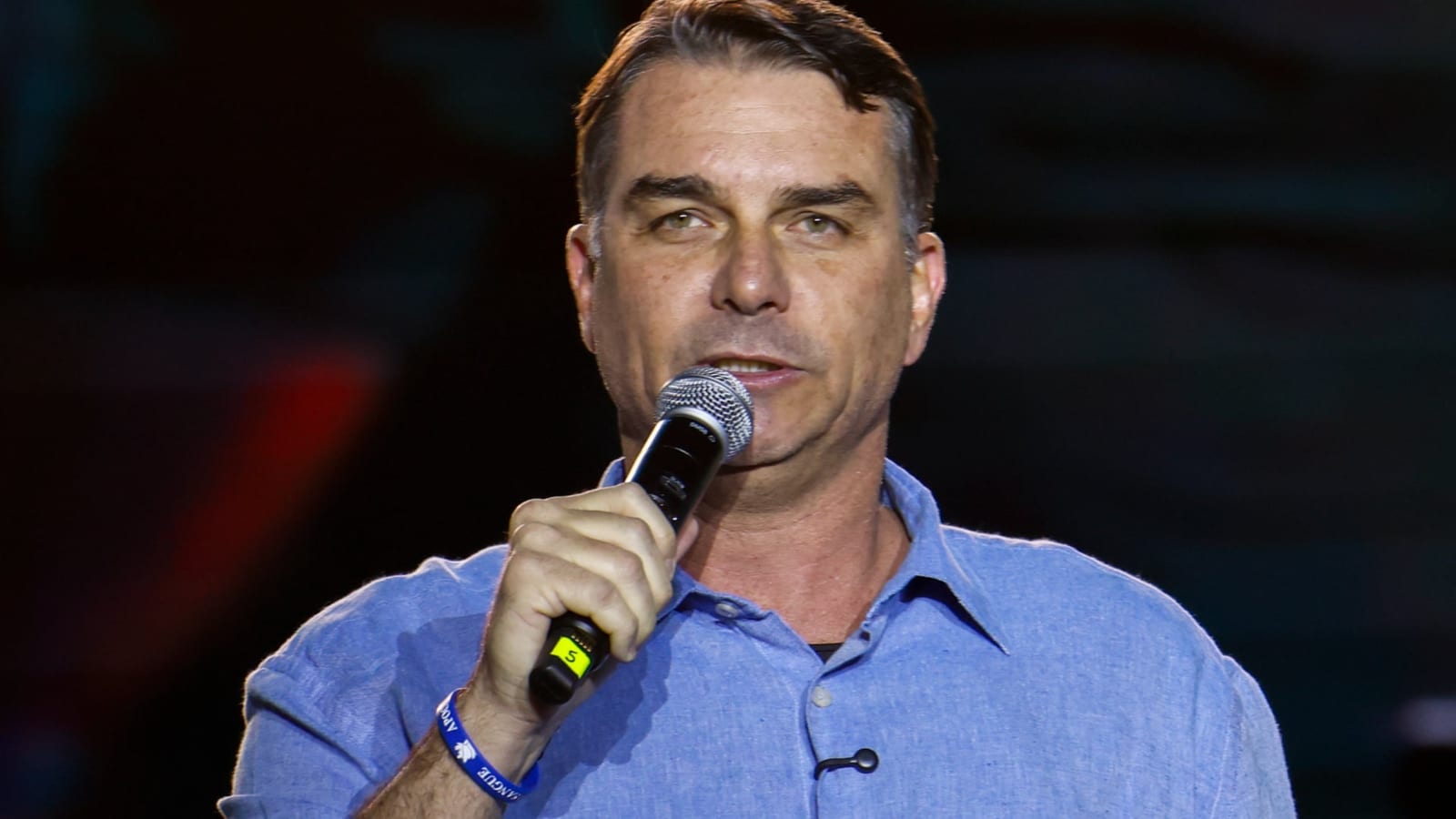 Flávio Bolsonaro dá entrevista em Maceió às 10h