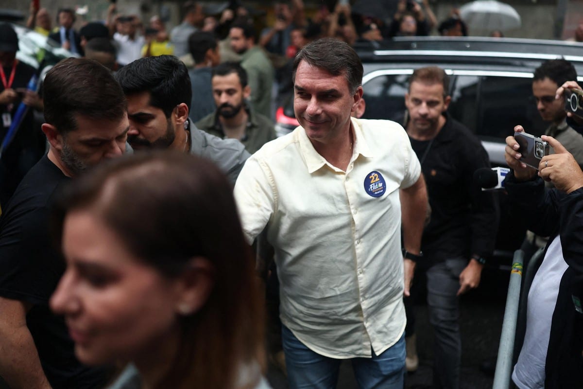 Flávio desembarca em Brasília, onde acompanhará apuração dos votos