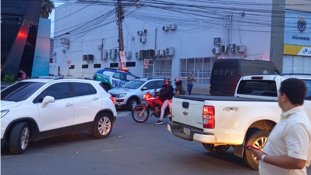 Caixa deixada na porta de banco em Senador Canedo desperta medo de bomba, mas desfecho surpreende