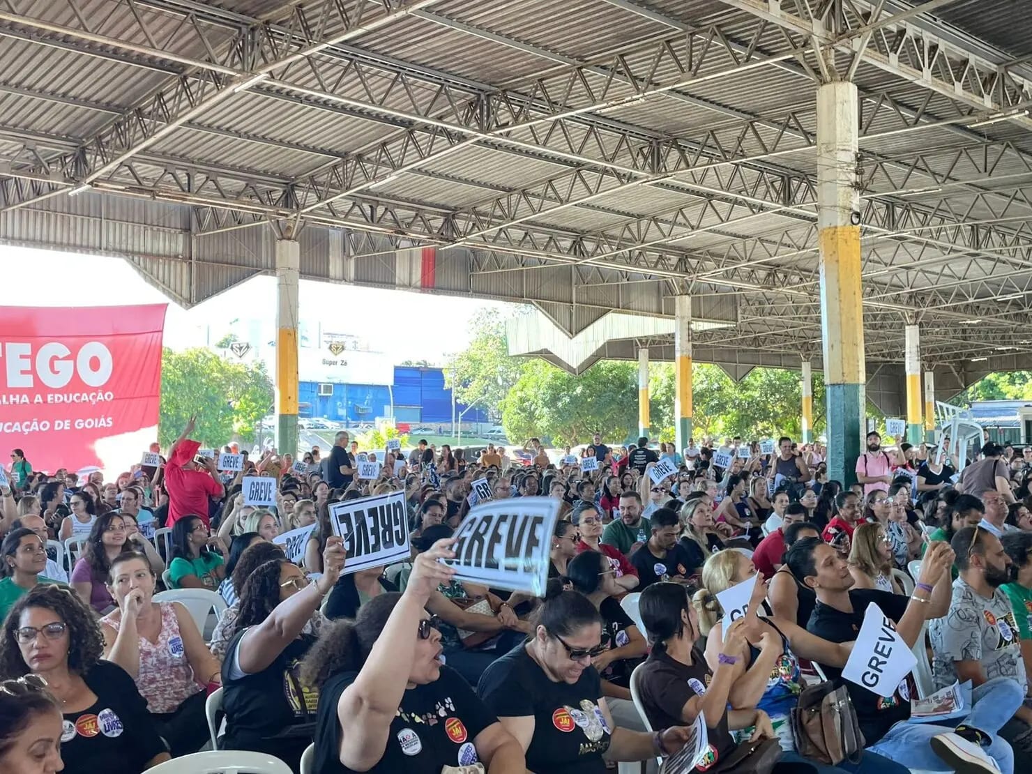 Servidores da Educação de Goiânia empatam voto sobre nova greve