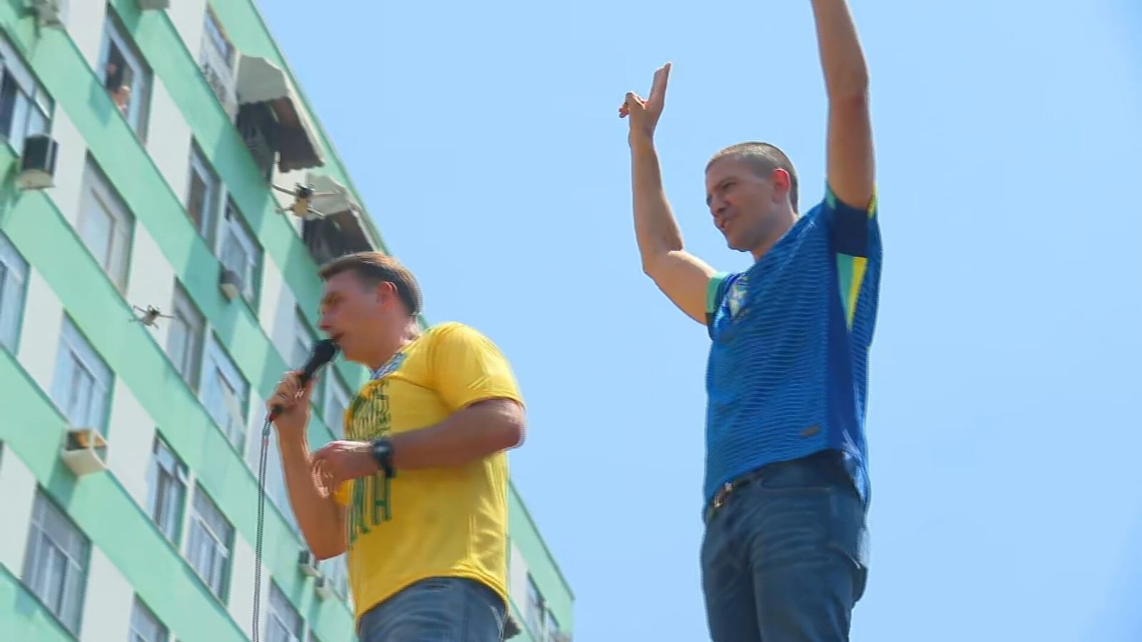 Flávio Bolsonaro afirma que Jair Bolsonaro entregará faixa presidencial e defende redução da maioridade penal