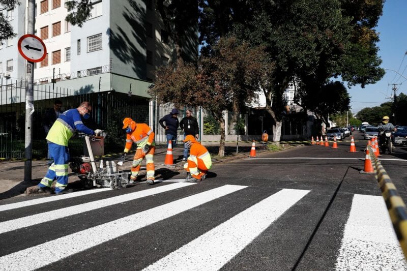 Projeto em Porto Alegre propõe faixas de segurança elevadas em frente as escolas