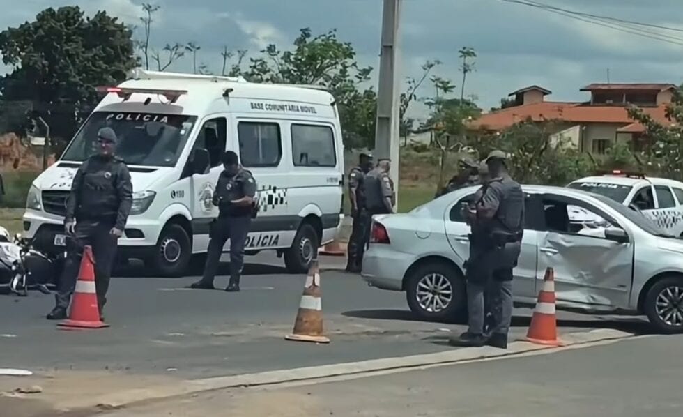 Carro atinge motocicleta da PM e deixa policial ferido em Presidente Prudente
