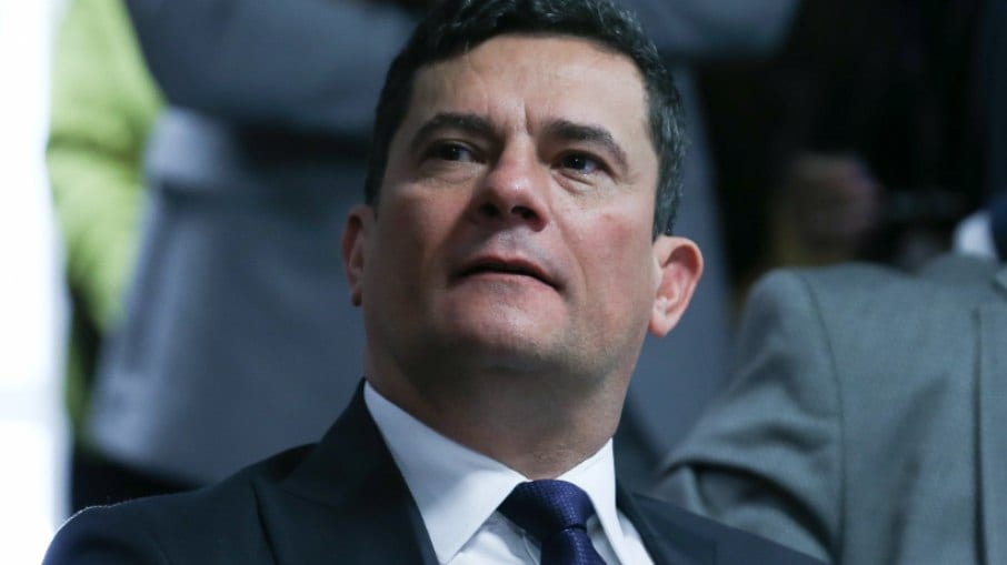 Sergio Moro se posiciona sobre Flávio Bolsonaro deixar o Brasil