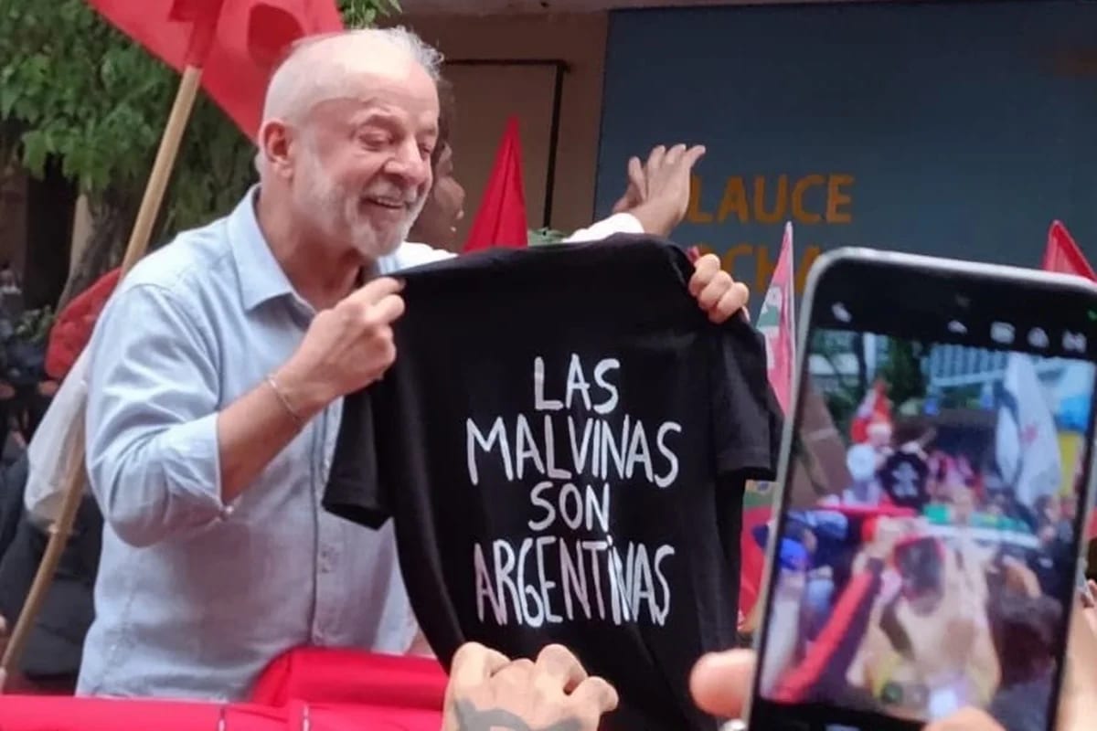Lula ergue camisa 'As Malvinas são argentinas' em ato no Rio