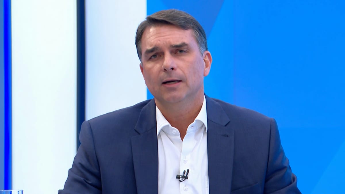 Flávio nega mudar Constituição para permitir candidatura do pai em 2030