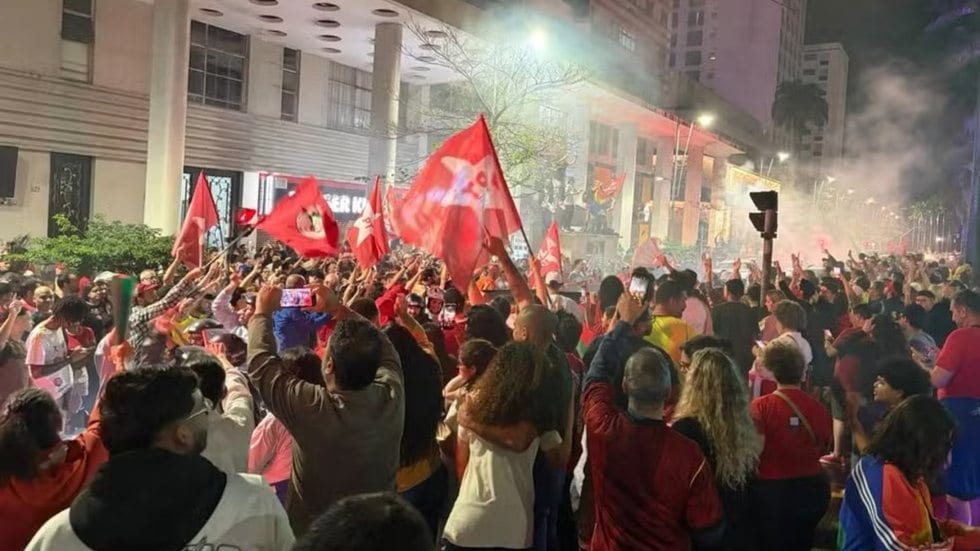Dezenas de pessoas ocupam a Praça da Independência, em Santos, para comemorar vitória de Lula