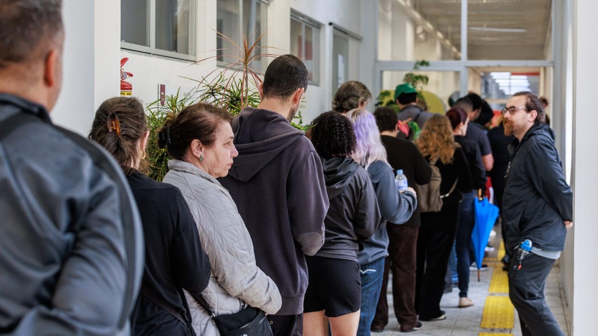 Vai trabalhar no dia da eleição? Lei garante saída para votar sem desconto no salário e prevê punição a patrões que impe