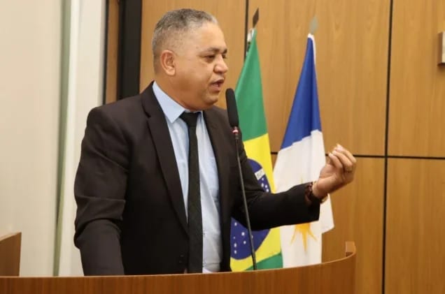 Vereador Eudes Assis pede estudo para praça com quadra no Aureny III