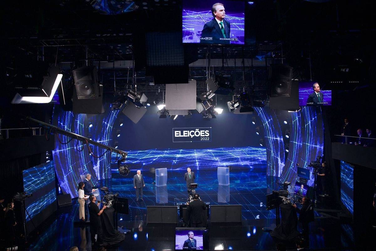 Equipes de Lula e de Flávio Bolsonaro foram à reunião da Band sobre debate