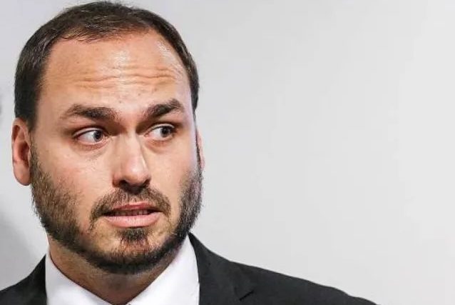 Carlos Bolsonaro é lançado candidato ao Senado por Santa Catarina