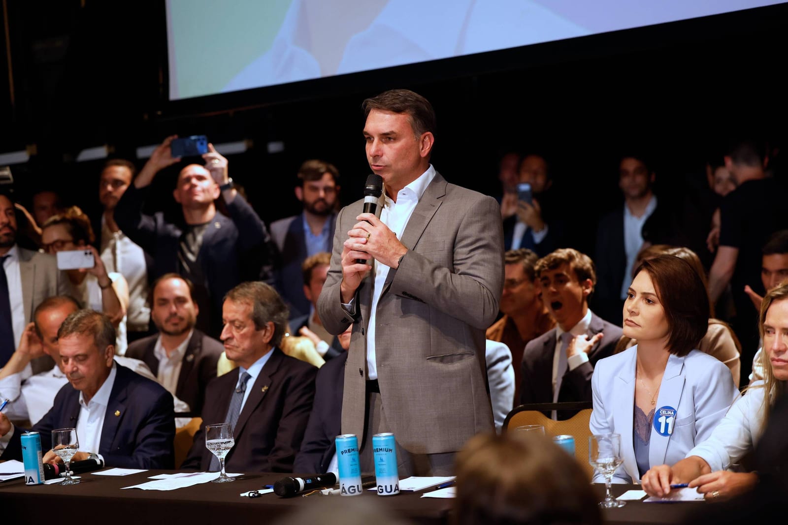 Mobilização online pró-Lula liga alerta na campanha de Flávio Bolsonaro, que contra-ataca